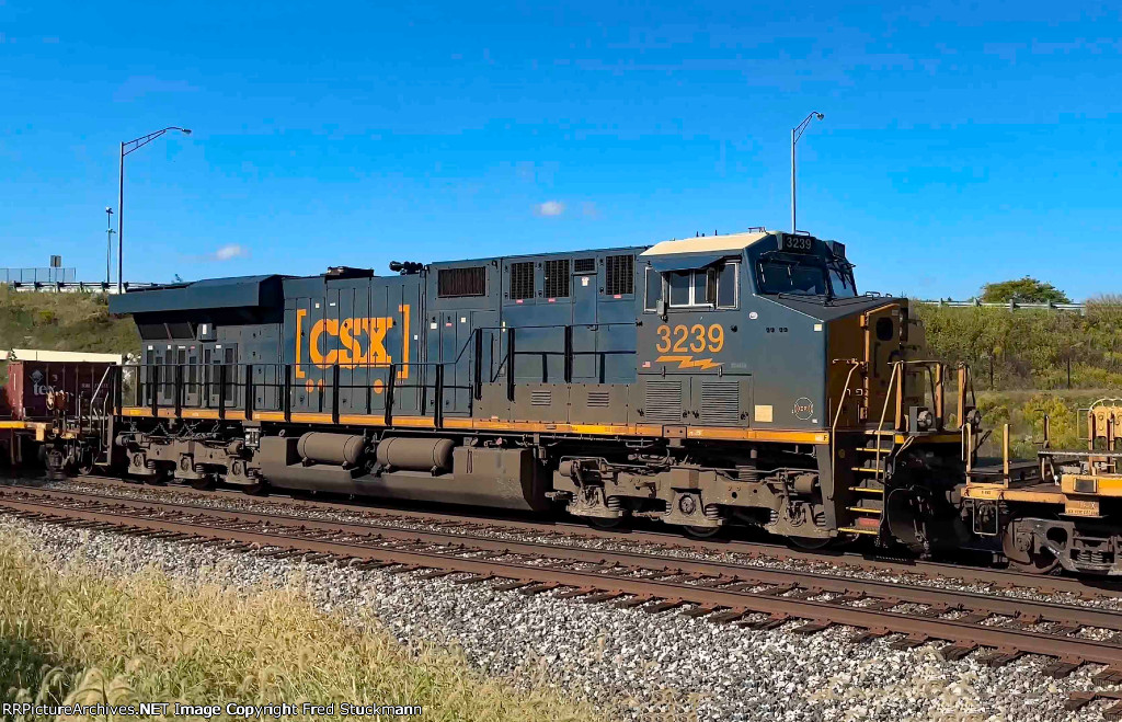 CSX 3239 is the mid train DPU.